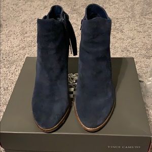 Super cute navy blue Vince Camuto booties.